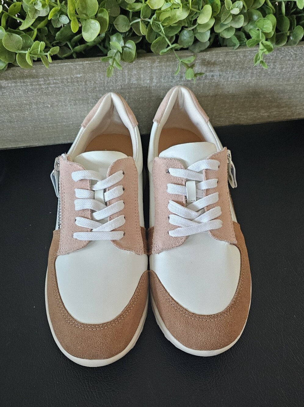 Brioso Women's White Tan Casual Retro Sneakers Shoes w/Silver Women's Sz 7.5 - Picture 2 of 11